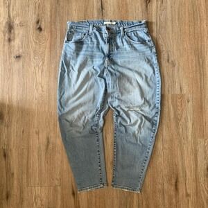 Super cute Levi's high-waisted mom jeans in medium wash -‎ size 32 womens